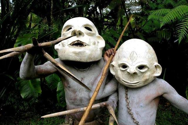 非洲原始部落,族人用泥巴当衣服,人们戴着面具生活