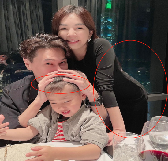 家三口合照,坐富商老公腿上秀恩爱,身材曲线太完美|合照|ella|赖斯翔