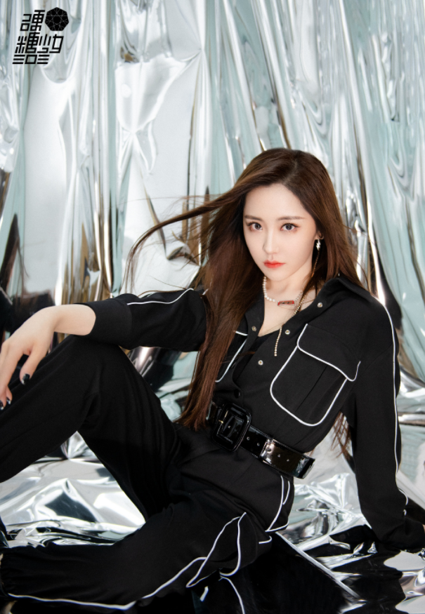 王艺瑾机能风格大片黑色连衣裤干练大气锡纸背景超酷帅