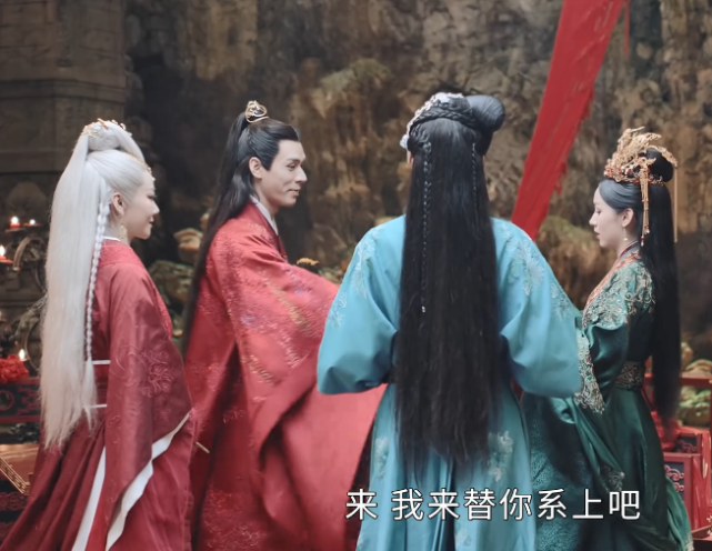 温客行帮阿湘系红绳时还是别开弹幕了怕你提前进入哭戏