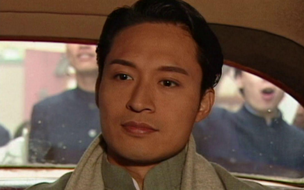 当天,马景涛穿着黑色的牛仔外套搭配长裤,发型没有经过精心打理,反而