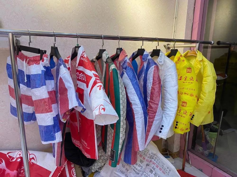 除了尿素袋,其他颜色鲜艳的塑料袋钟正松也能用,他打算将塑料袋衣服