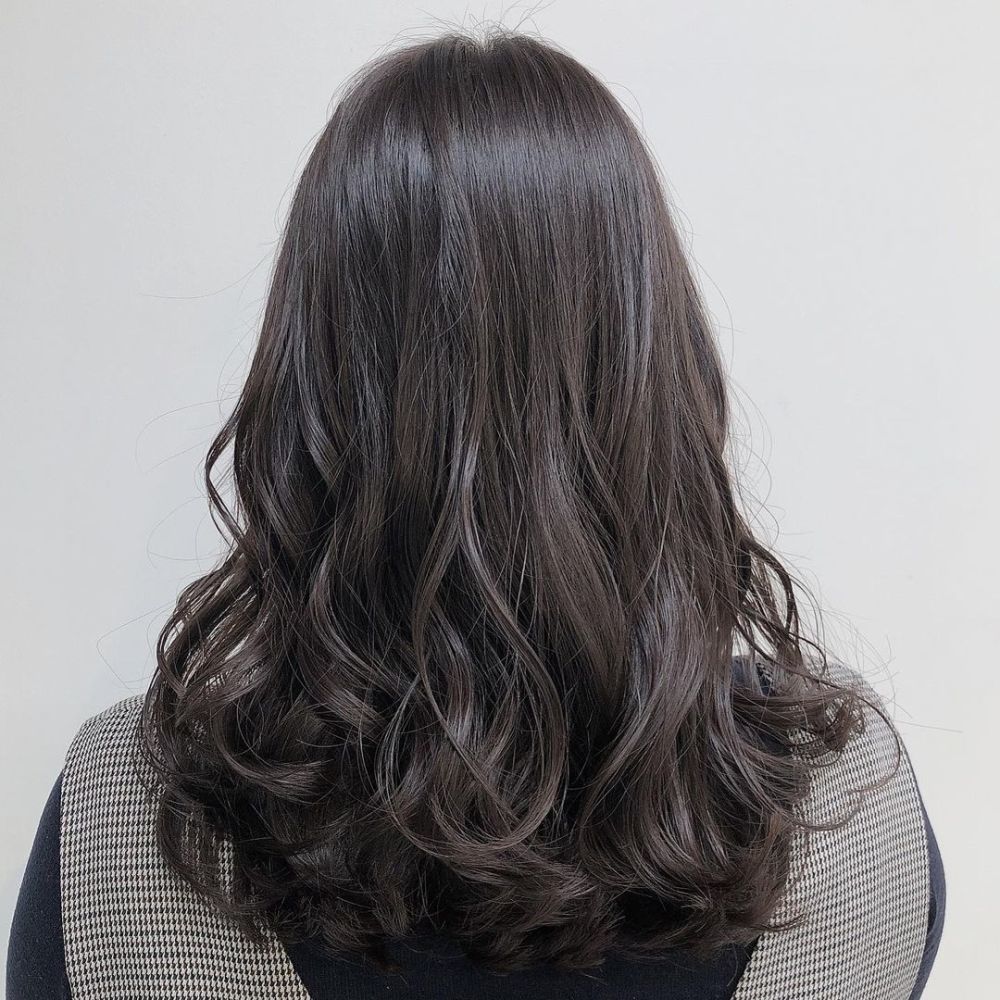 摩卡裸灰灰色基底混合摩卡色,使整体的发色更加光透又润泽,淡淡捣发