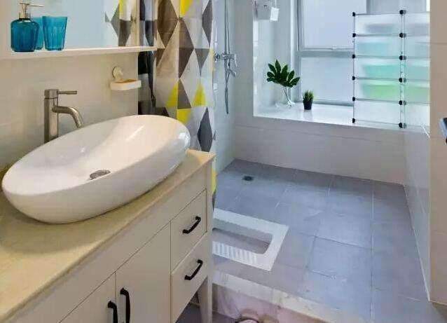 聪明人就会选择把蹲便器装淋浴房里,这样做法是非常好的,卫生间排水