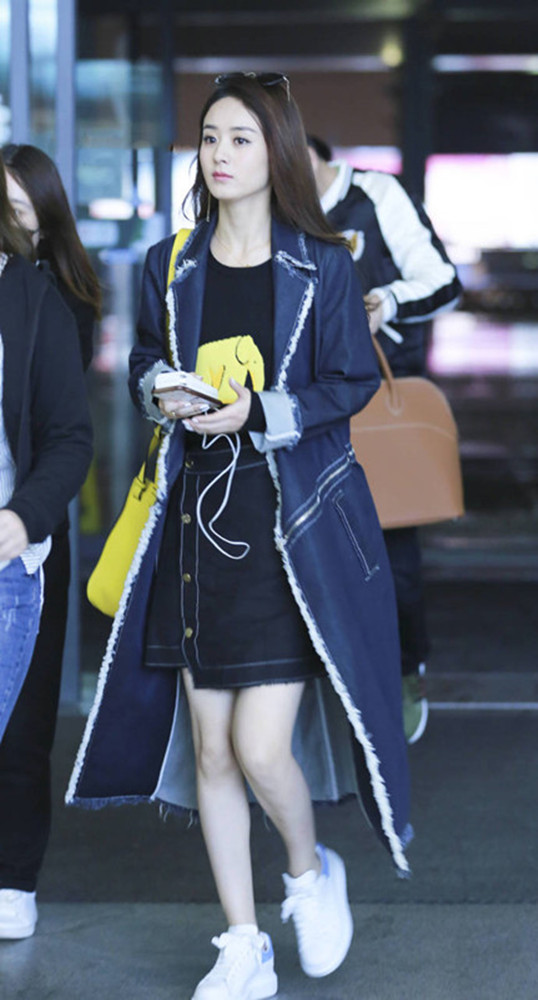 赵丽颖还是太瘦了,机场穿牛仔短裙挺时髦,但配风衣也没穿出气场