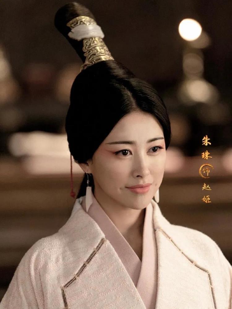 再次将朱珠映入我们的视野中,朱珠扮演最后的大boss比比东
