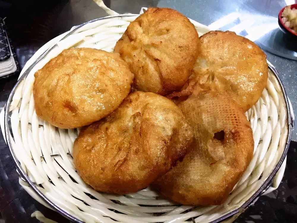 炸包子可以讲是六安特色之一,虽然卖相不好看,但很好吃.