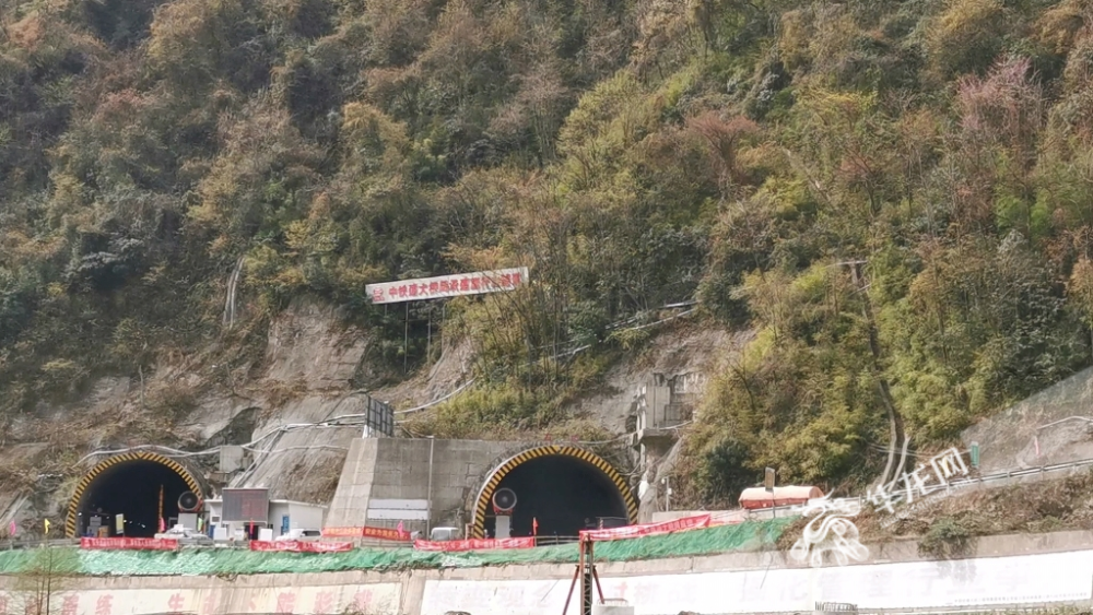新大巴山隧道图片