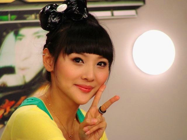 8.李波儿,这个后期代替戴军主持爱笑会议室,也参演了不少小品