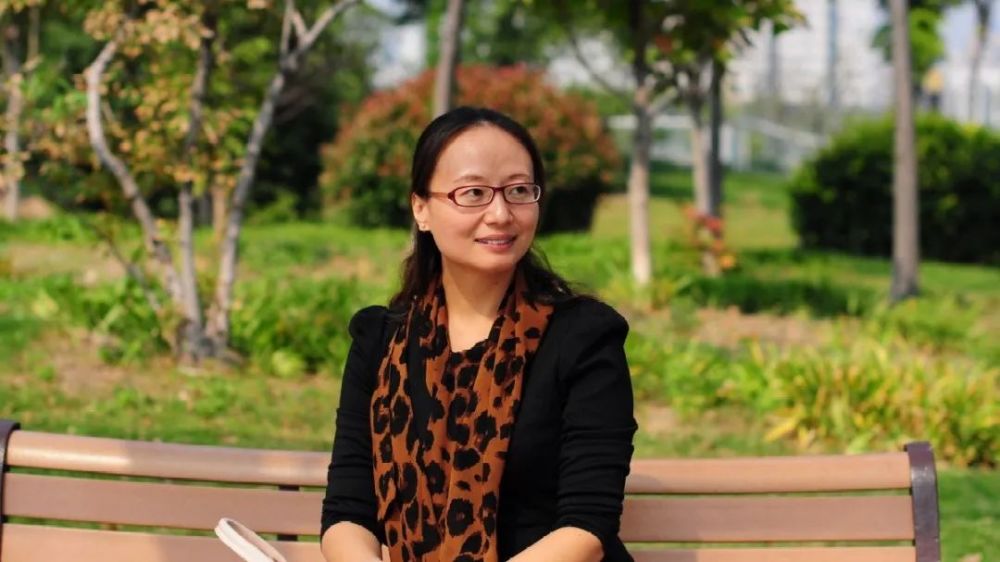 徐杨征丽,华师大数学系本科,管理学硕士,原东华附校副校长,高级教师.