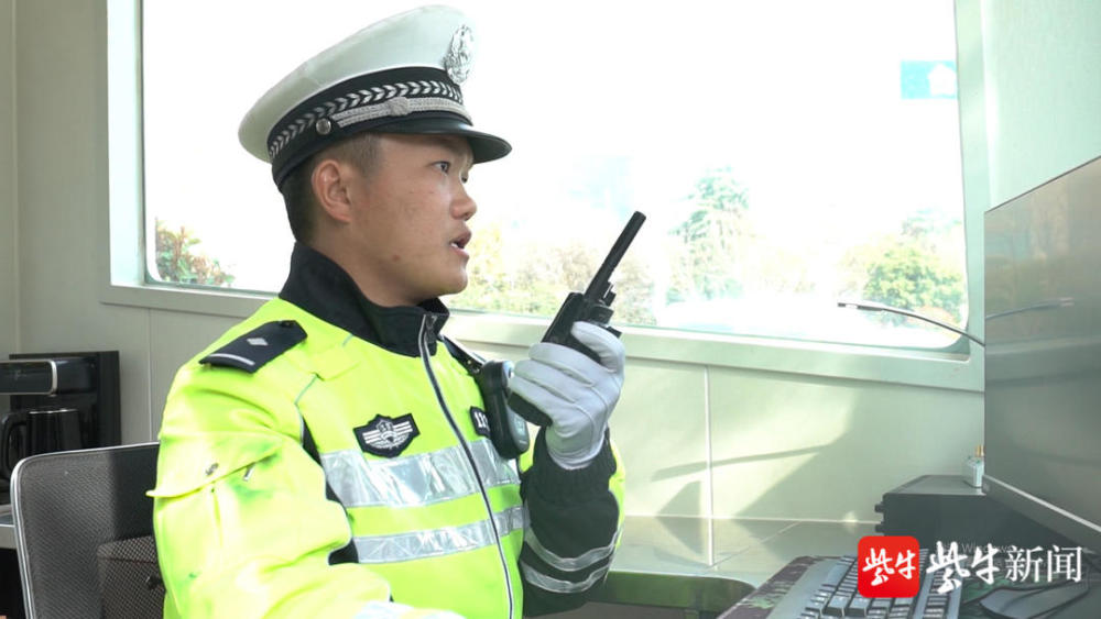 当天下午,沭阳交警二中队骑警陈港在公安智慧岗亭利用无人机巡逻时