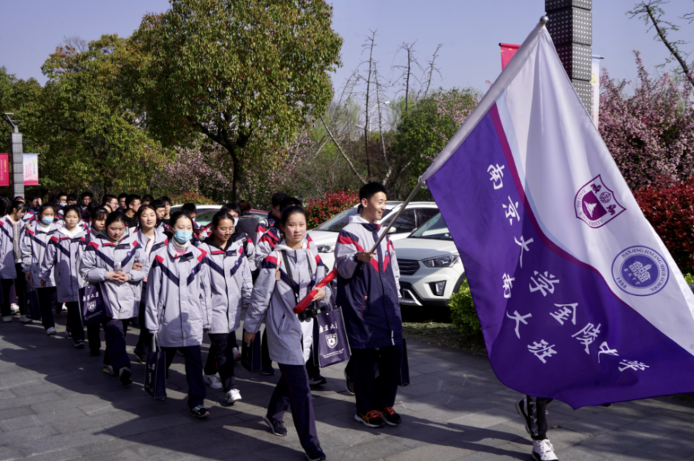 3月25日,高一"南大班"学生走进南京大学校园实地参观体验.
