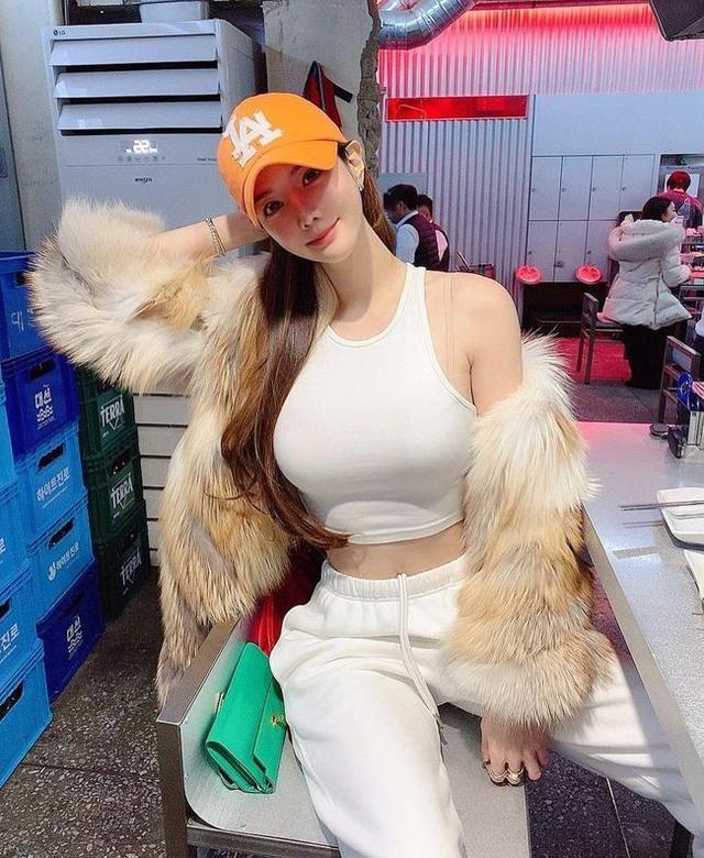 韩国宅男女神走红网络,"a4腰"惹人羡_腾讯新闻