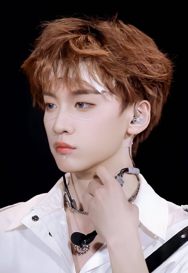 壁纸余景天2公舞台直拍