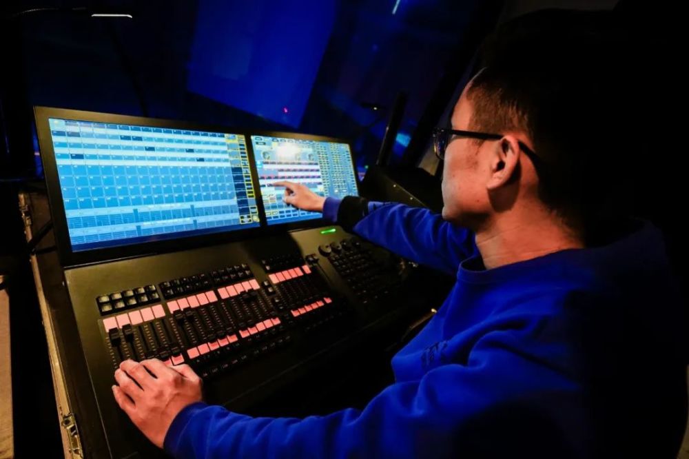 他们是一群熠熠生辉的工作者 他们是威亚师,灯光师 也或者是音响师