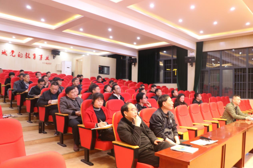 聆听名师讲座 引领教师成长——东至县大渡口中学举行班主任管理讲座