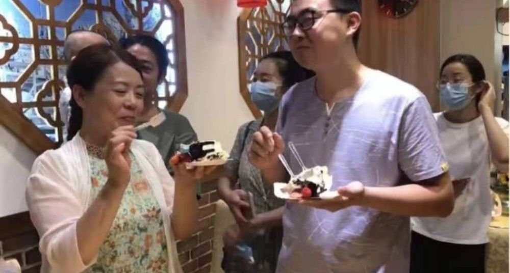姚策去世时亲生父母在身边,为何不见养母许敏,真相如此残酷,许敏如今