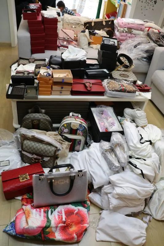 堆成山2000多件奢侈品在厦门被查可能就有你的