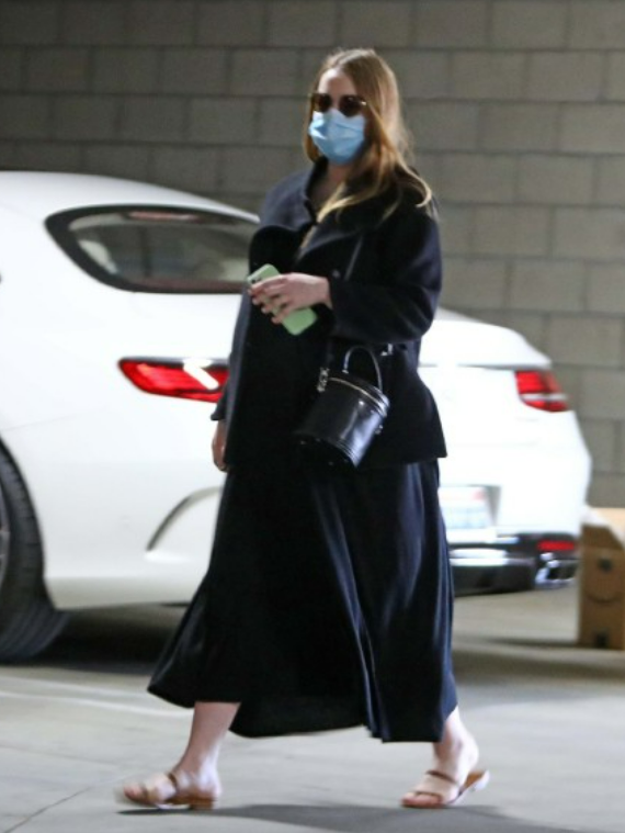 32岁石头姐升级当妈曾67挺67十月孕肚开车身材浮肿胖一大圈