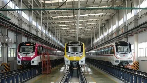 >地铁3号线列车颜色采用黄色系列中的正黄色,车辆采用的是杭州特有的