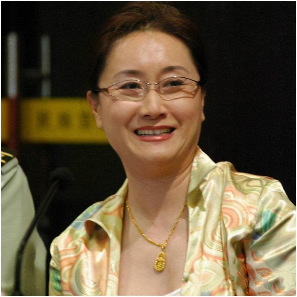 弃原配娶小13岁混血娇妻,玩高头大马,洪金宝不为人知的一面_腾讯新闻