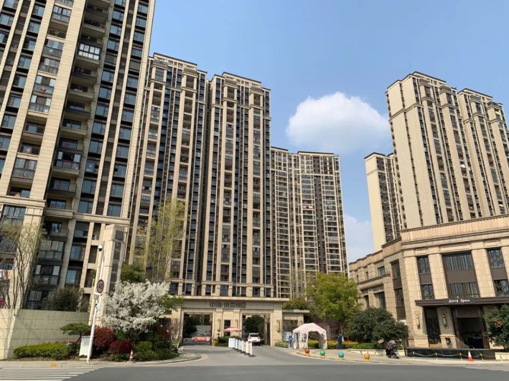 地块的正北面是 中海珑湾锦园项目,2018年已经交付,主力户型为85㎡