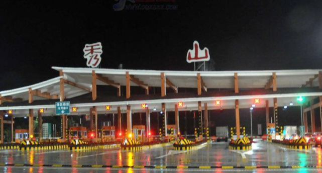 小型客车免费通行期间,高速公路将以车辆通过收费站出口车道的时间为