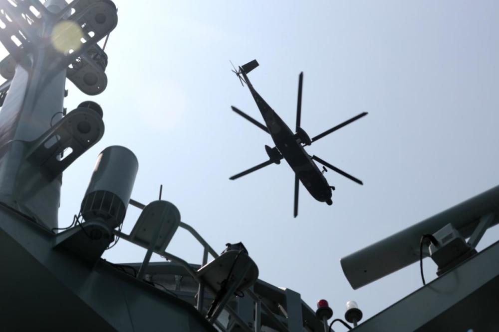 驻香港部队组织陆海空联合演练