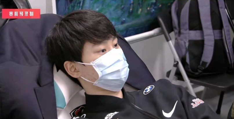 小天终于原谅doinb了赛季末小天重回首发笑笑记得戴头盔