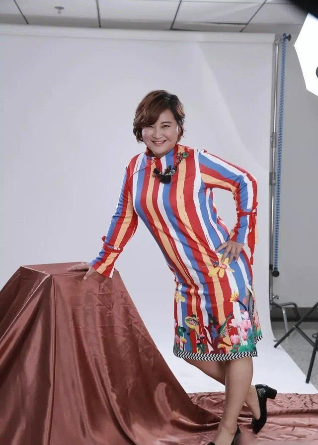 贾玲这次穿对了条纹开叉旗袍美得飞起多肉身材秀出了曲线