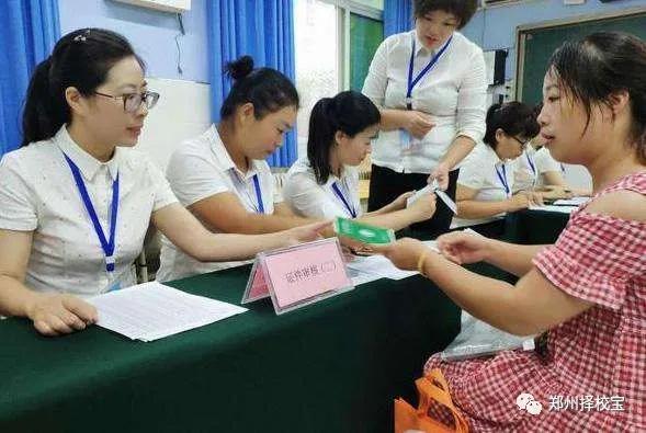 外来人口子女上学问题_民警热心帮助外来务工人员解决子女入学问题获锦旗