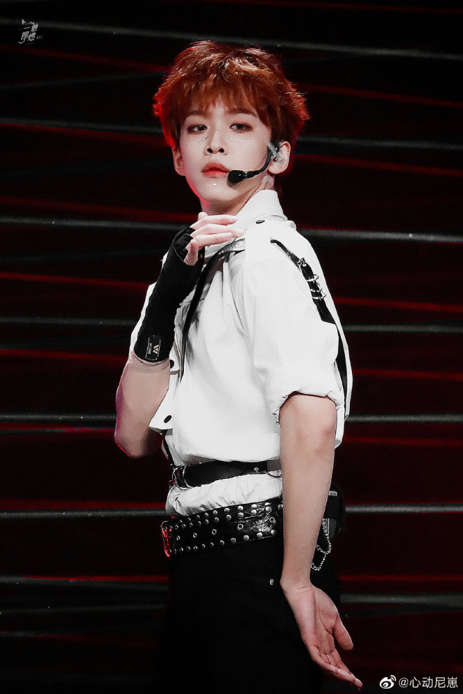 余景天okay直拍上线舞台表演收放自如造型让人很心动