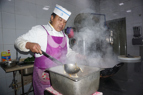 "大壮,你这手艺可以啊,快赶上咱们工长了!
