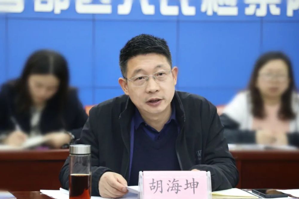 党组副书记,副检察长胡海坤表示将对代表委员提出的意见建议进行认真