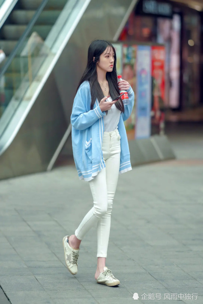 白色裤子穿出千万种风情,只需简单的搭配,就能穿出更多可能性