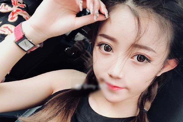 网红小伊伊晒孕照,穿t恤大肚明显,换装后现场尬舞