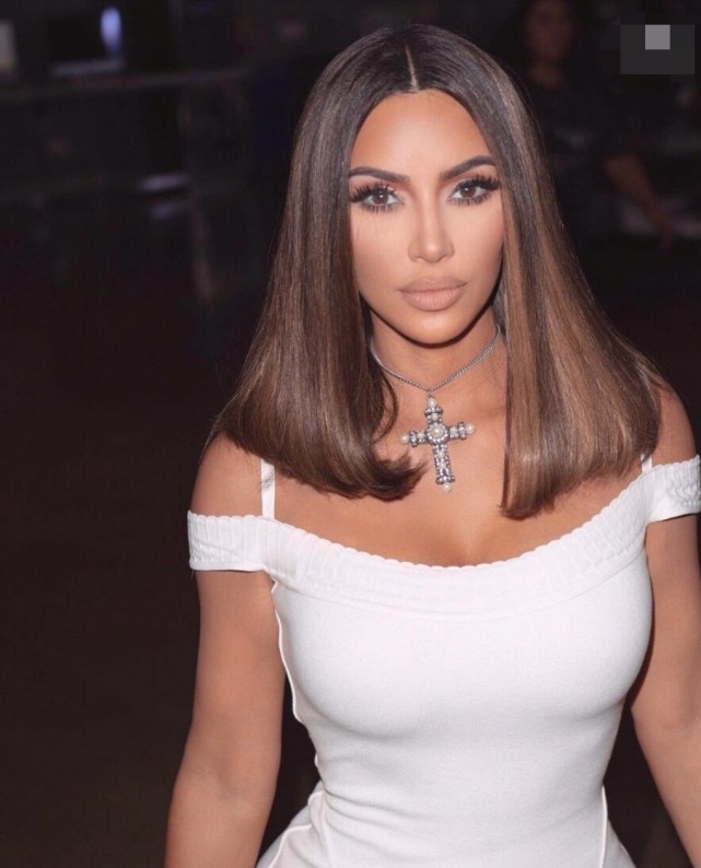 名媛卡戴珊晒骑马照生完4个娃也不见老在牙上镶满宝石好辣眼