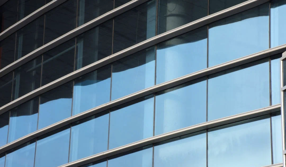 巧用三种灰色渐变,水晶灰玻璃,浅色灰铝板,深色灰线条的巧妙融合,呈现