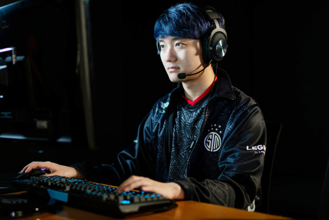 人称swordart的胡硕杰是电竞界的明星人物.