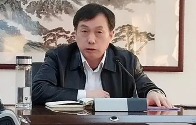 指导年级部主任江海汇报工作副主任伍锡浪主持教师代表发言大会现场