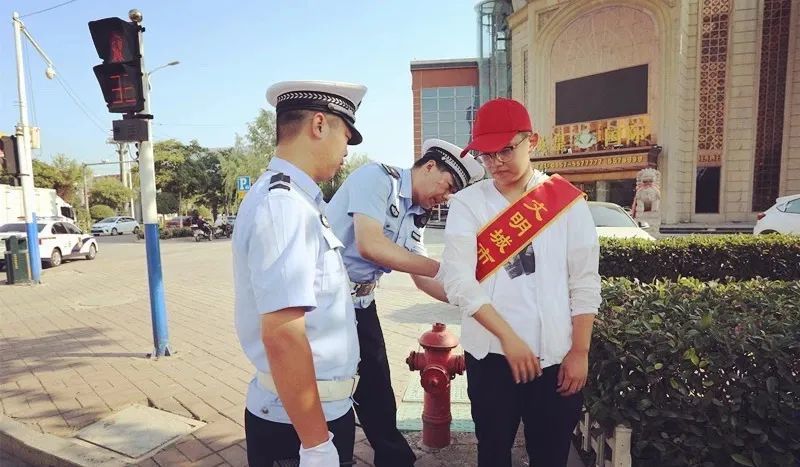 标准化执法,进一步提升服务水平,赵猛在火车站岗点推行"4s"交警岗点