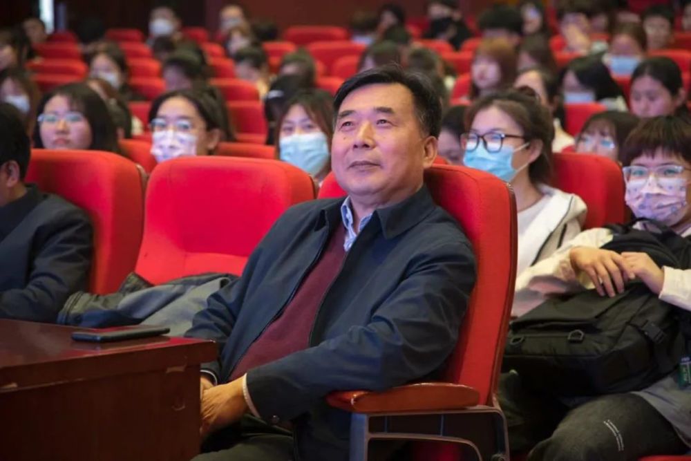 首先由刘强常务副主任介绍王洁教授简历,随后陈光德院长代表学院向