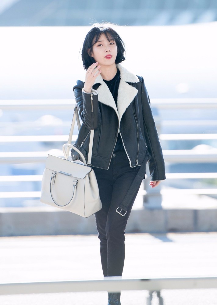 课时跟朋友聊天而被惩罚在全班面前唱歌,当时她唱了周炫美的《单恋》