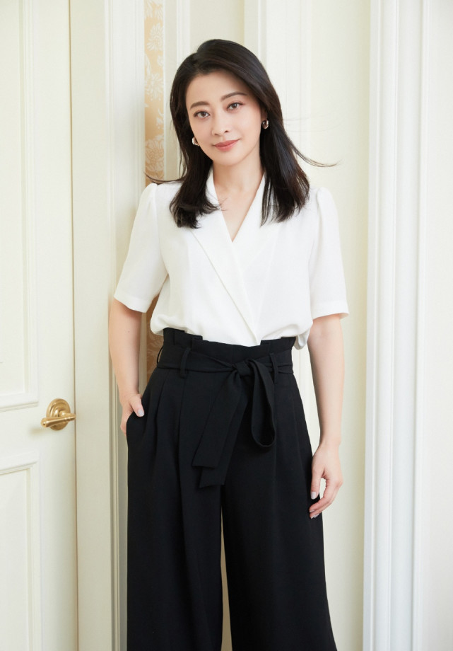 45岁的梅婷真抗老穿白色衬衫搭配黑色宽松阔腿裤亮相高贵减龄