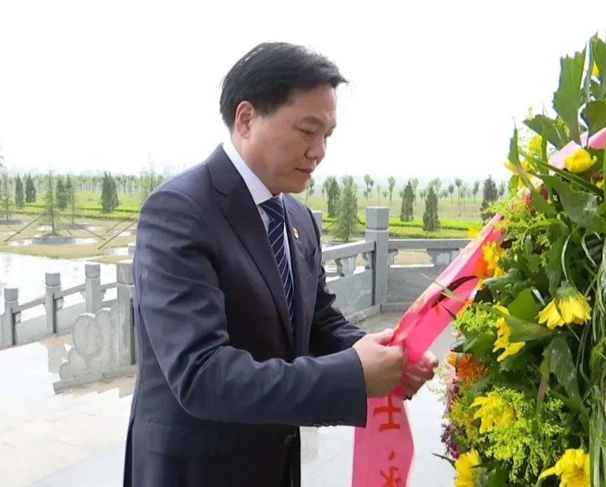 市委理论学习中心组瞻仰烈士纪念碑专题学党史_腾讯新闻
