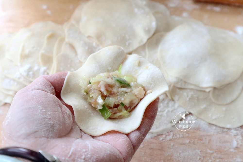 自己包饺子,我就会这样包法,但是煮好后成品非常有食欲感.