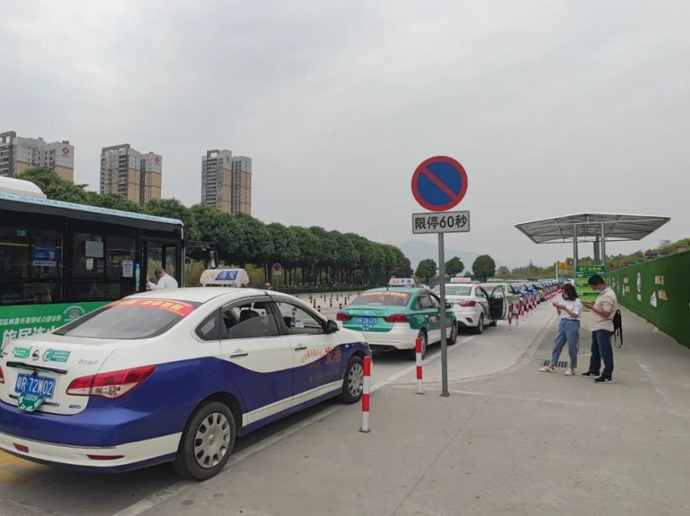 出租车占据了最右侧的公交车专用道仅有零星乘客武广高铁清远站临时