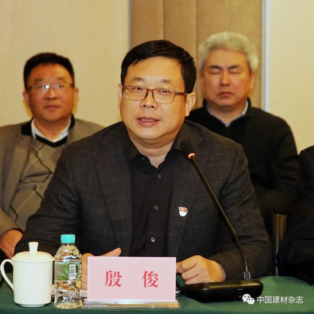 大会首先播放了上海建材集团宣传片,殷俊致欢迎辞.