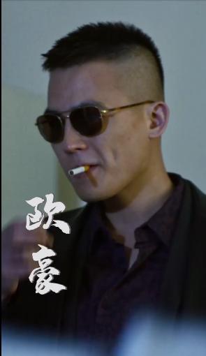 中有非常不错表现,他身上自带的那种邪魅笑容和玩世不恭特质,可能会