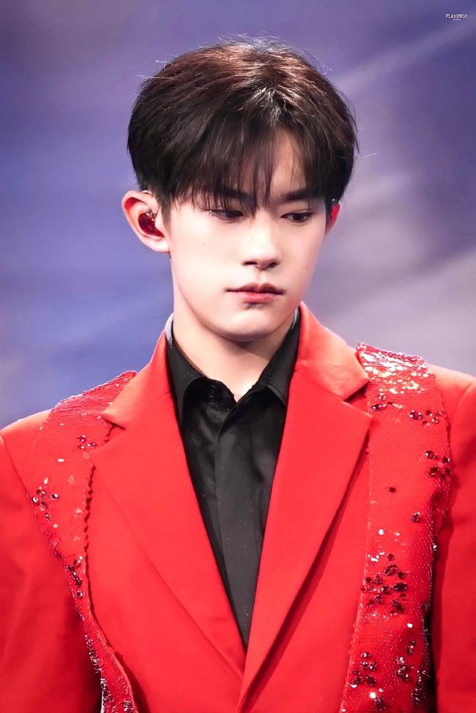 易烊千玺壁纸 你的积极向上善良诚实 是人间最棒的宝藏 腾讯新闻